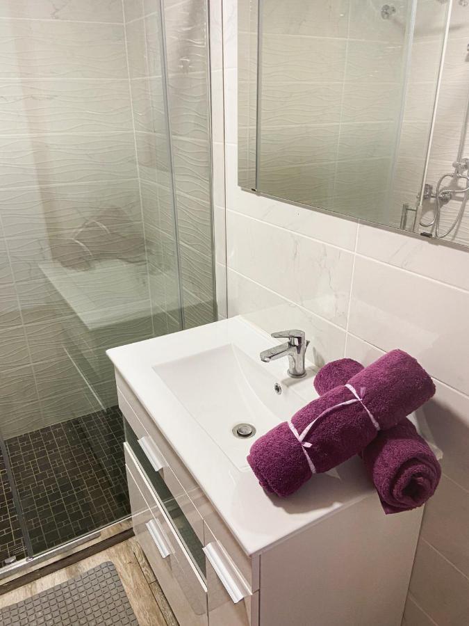 Apartment Elegant 2 Bedroom, Big Terrace 200m From